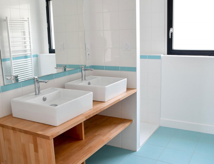 Salle de bains en bleu et blanc
